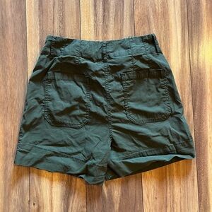Nicole miller dark green high rise cargo style casual shorts size 8 women’s